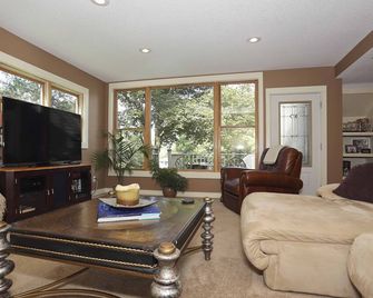 St. Croix Riverview HomeWalking Distance to Downtown Stillwater - Stillwater - Living room