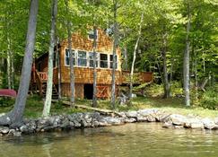 Get away from it all at this cottage on East pond in Oakland Maine - オークランド - 建物
