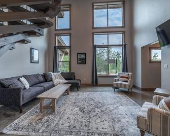 Experience Glacier From This Stunning 2bd/2ba Condo w/Private Hot Tub & BBQ #1-4 - Coram - Living room
