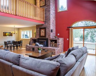 Stunning Warren Village Home - Warren - Huiskamer