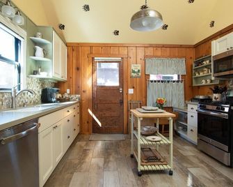Peaceful Cabin with WIFI, a Short Stroll to Lake! - Kings Beach - Kitchen