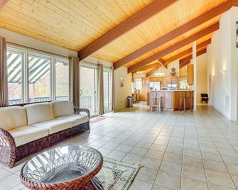 Secluded Countryside Home w/ Deck in Siler City - Siler City - Living room
