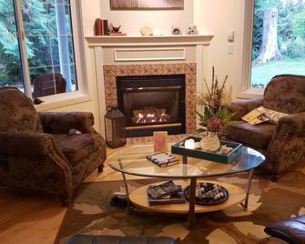 Cozy Classy Country Cottage - Point Roberts - Living room
