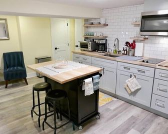 Cozy Industrial Bijou Studio with parking - Washington, D.C. - Kitchen