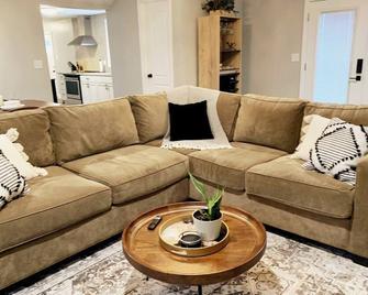 Private 2BR Hermann Home w/ Deck + Trolley Pickup - Great Event-Ready Stay! - Hermann - Living room