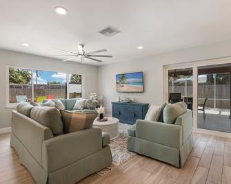 Sarasota Updated pool home, Near Siesta Key - South Sarasota - Living room