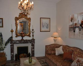 Charismatic 'Petit Chateau' in the heart of Cathar country. - Gincla - Sala de estar