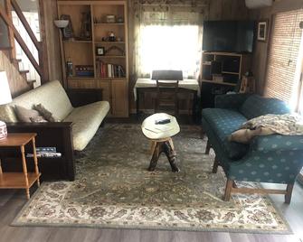'La Casita Bonita' - Charming, Private, in a Natural Setting - Huddleston - Living room