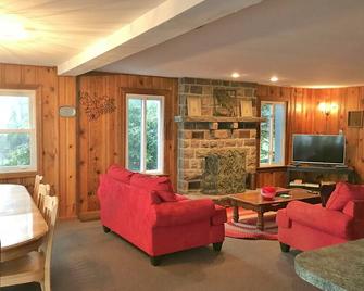 Lake Front, Wifi, Cable, House W Cottage, 2 Hot Tbs, Pool Table,secluded Area - Lake Harmony - Sala de estar