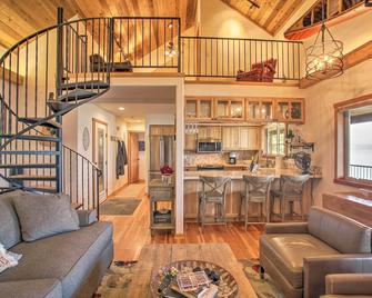 South Lake Coeur D'alene Home w/ Dock & Kayaks! - Worley - Sala de estar