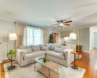 1 Mi to Dtwn Quiet Retreat with Yard in Clinton - Clinton - Living room