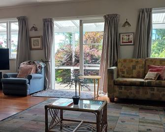 Magpie Cottage Homestay Bed & Breakfast - Taumarunui - Living room