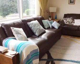 Spacious Detached House with Parking & Views - Fowey - Living room