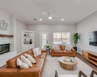 Boho Chic Home w Backyard Paradise - Pool + Grill - North Richland Hills - Living room