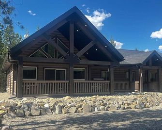 Whispering Pines Cabin - Valemount - Edificio