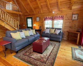 Lazy Bear Lodge - minutes to John C Campbell Folk School - Brasstown - Sala de estar