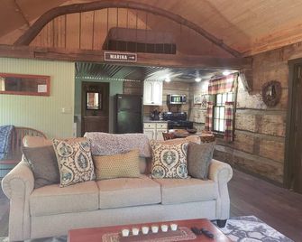 Utopia on Oil Creek waterfront property Wi-Fi available - Derby - Living room