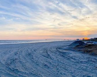 Beautifully Renovated Beach House w/ Fenced Patio! - Atlantic City - Beach