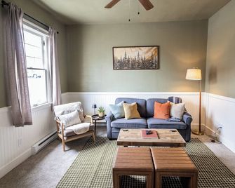 Charming 19th Century Uptown Butte Home - Бутт - Вітальня