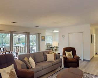 Atlantic Breeze #8 2 Bedrooms, 2 Bathrooms - Jekyll Island - Living room