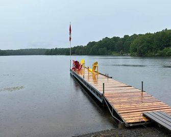 Beautiful waterfront home minutes to Port Loring-family friendly, smoke/pet free - Port Loring