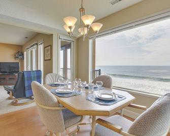 Comfortable Lincoln City Condo with Patio and Views! - Lincoln City - Dining room
