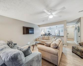 Cobia St Townhome w/Fenced Yard! Steps to the Beach! FREE Daily Golf & Tix! - Panama City - Sala de estar