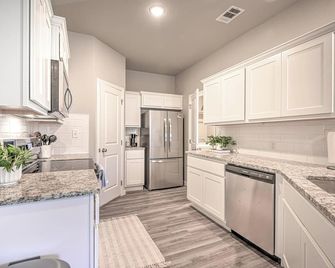 Beautiful New 3 Bed, 2 Bath, Come and See! - Harker Heights - Kitchen