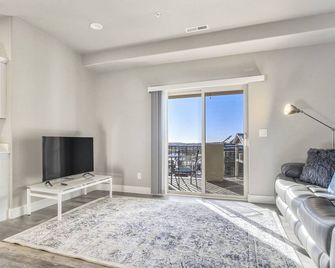 New Upper Condo With Deck-Pet Friendly-Usafa - Colorado Springs - Living room