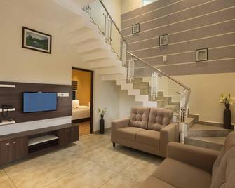 Foggy Knolls Resort - Vagamon - Living room