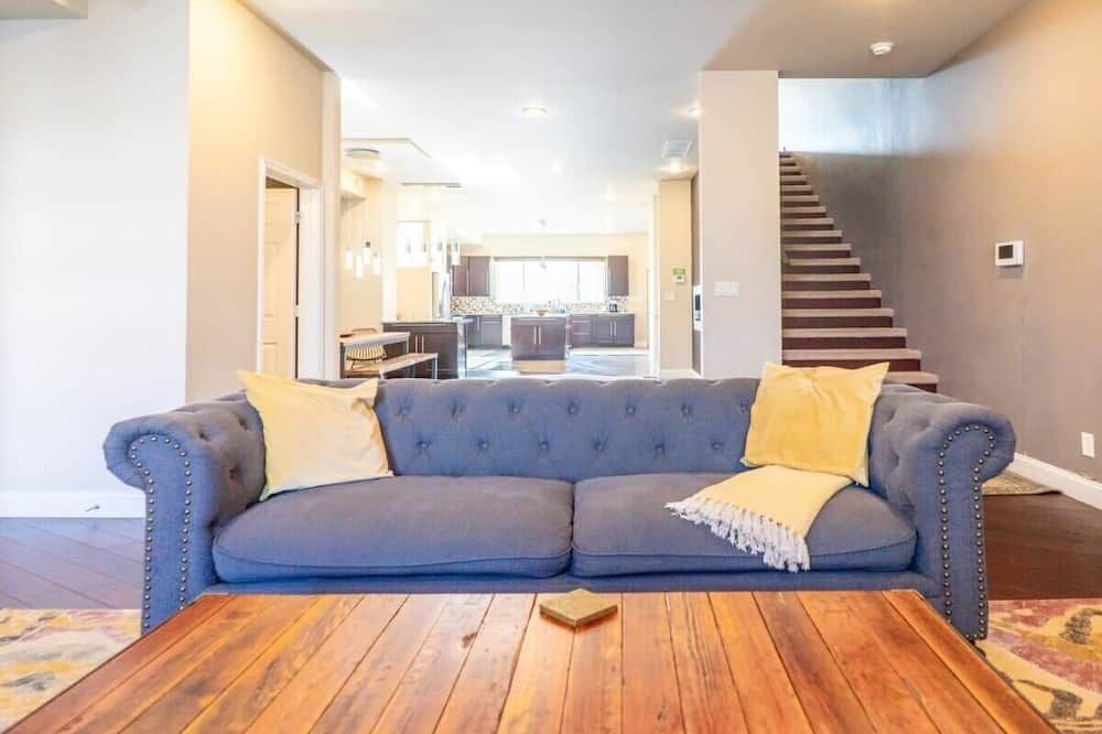 4br/3.5ba | Garage & Rooftop Deck / Abodebucks - سانت لويس - غرفة معيشة