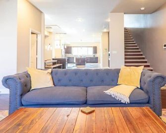 4br/3.5ba | Garage & Rooftop Deck / Abodebucks - St. Louis - Ruang tamu