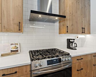 Luxury home w/ Private Hot Tub. Mins from skiing, hiking, and MTN biking trails. - Anchorage - Cocina