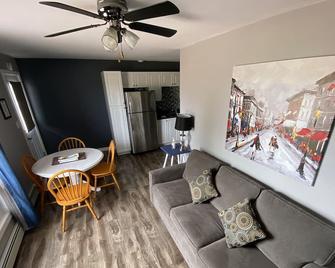 The Pines Motel and Cottages - Rustico - Sala de estar