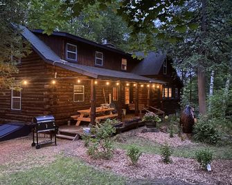 The perfect ADK log cabin getaway on 4 acres and 5 min. to town! - Schroon Lake - Patio