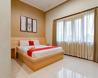 RedDoorz near Lembang Park & Zoo 2 - Lembang - Bedroom