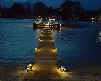 New Listing Sanitized Lake Marion Lakefront! Ramp, Sleeps 13, Wi-Fi Cable - Summerton - Building