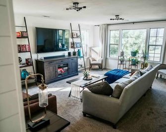 5 Min to Lagoon & Family Fun! Walkable Neighborhood w/Trails, Fenced Yard, BBQ, - Farmington - Sala de estar