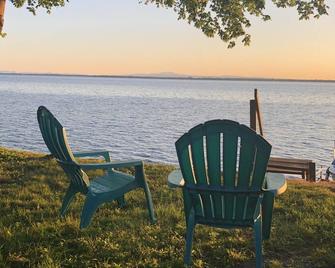 Serenity Cottage at Lake Champlain - Swanton - Patio