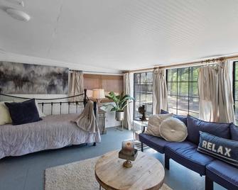 Emerald Cottage- Lake Front & Kayaks & Hgtv! - Shreveport - Living room