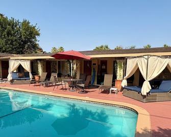 Room 6 with kitchen and bathroom in Old Palm Springs hotel by the heated pool - Palm Springs - Kolam