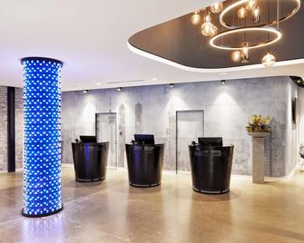 H2 Hotel München Olympiapark - Münih - Resepsiyon