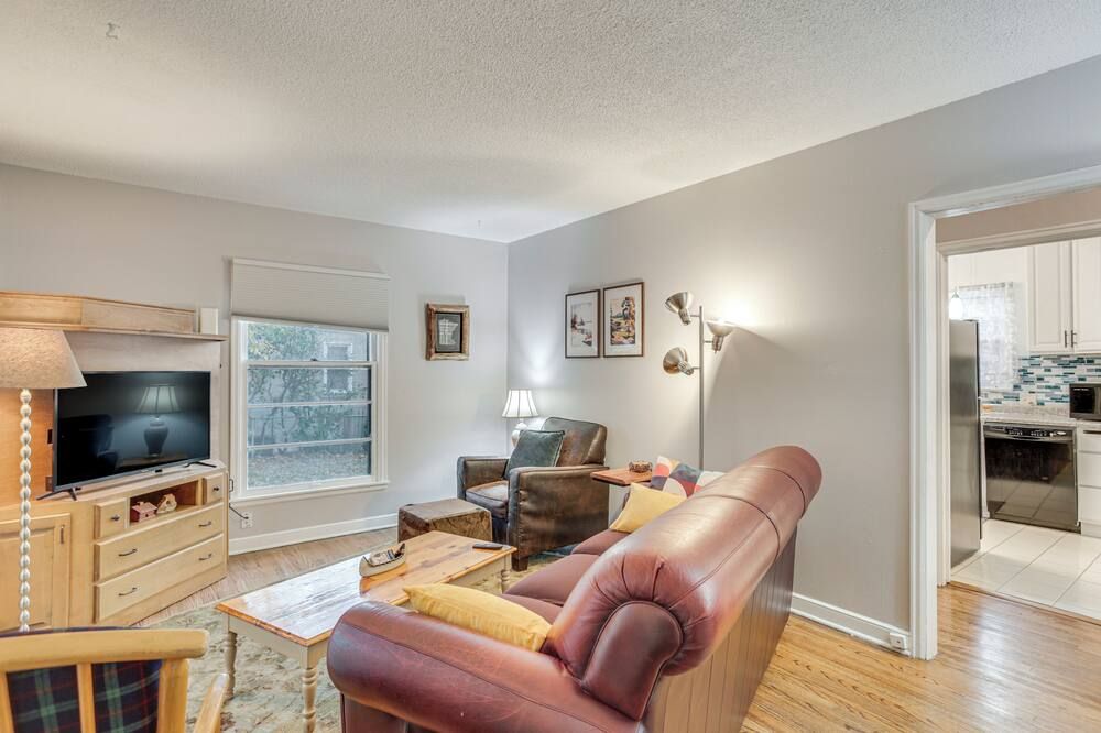 7 Mi to Downtown Minneapolis: Home w/ Fire Pit! - Minneapolis - Living room