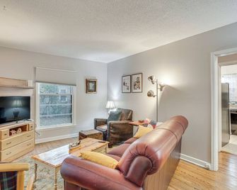 7 Mi to Downtown Minneapolis: Home w/ Fire Pit! - Minneapolis - Living room