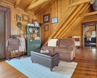 Family-Favorite Cabin with Private Seasonal Pool and Movie Theater - Celina - Soggiorno