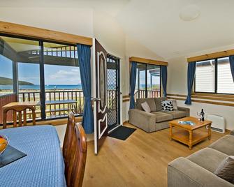 Acclaim Rose Gardens Beachside Holiday Park - Albany - Living room