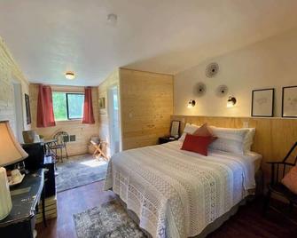 Emerald Valley Inn - #5 Elwha Valley Room - Surrounded By Mountain Views - Port Angeles - Bedroom