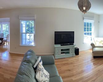Pristine 4 Bedroom Holiday Vacation Home - Egg Harbor Township - Living room