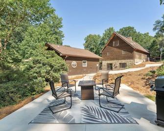 Hickory Hideaway Patio Paradise with Community Pool - Hickory - Patio