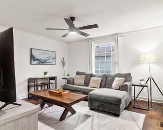 3 Br Fully Fenced Park Hill Home - North Little Rock - Living room